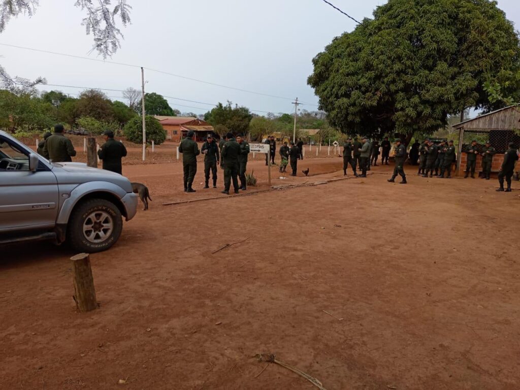 Comisión ingresando a la inspección